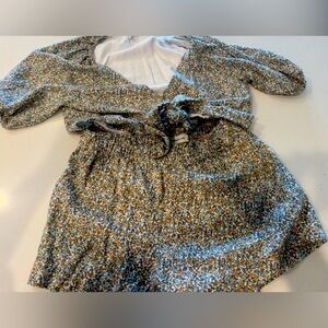 Women’s Abercrombie and Fitch linens shots and top set